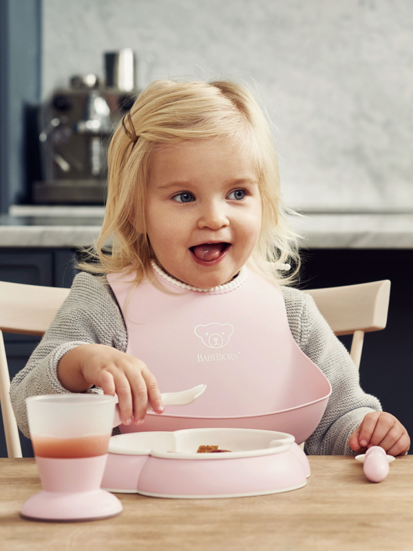 Дитячий набір Baby Bjorn (тарілка + ложка + вилка + слюнявчик і чашечка) рожевий