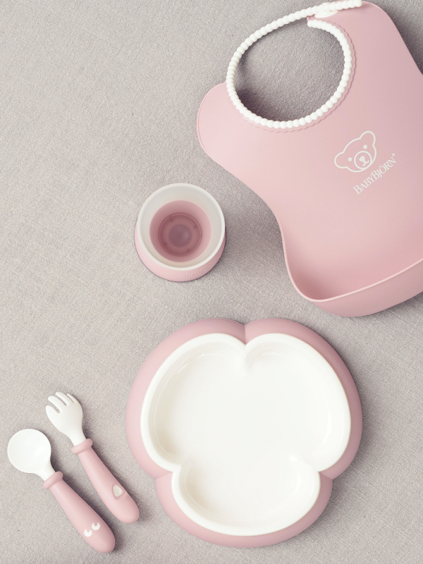 Дитячий набір Baby Bjorn (тарілка + ложка + вилка + слюнявчик і чашечка) рожевий