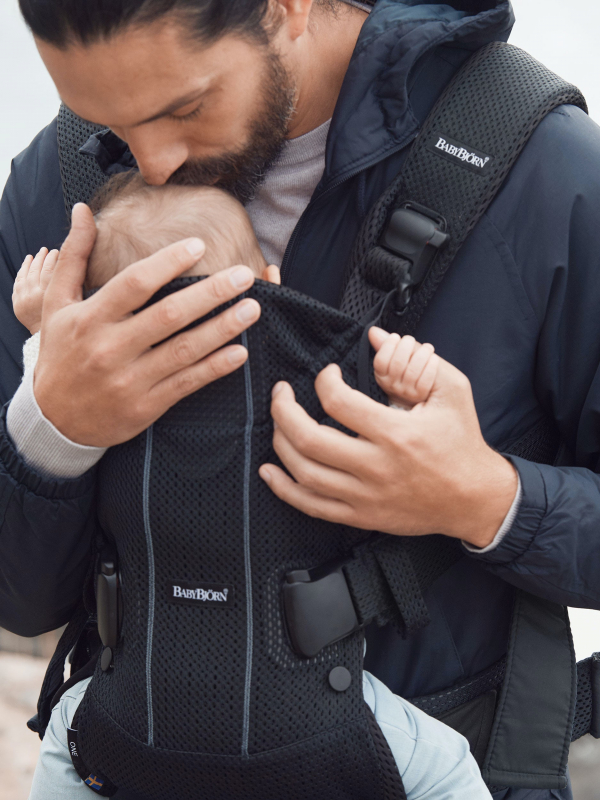 Рюкзак-кенгуру для немовлят Baby Bjorn Carrier ONE Air - чорний